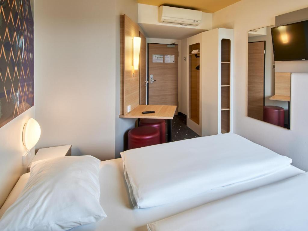 Postel nebo postele na pokoji v ubytování B&B Hotel Frankfurt-Nord