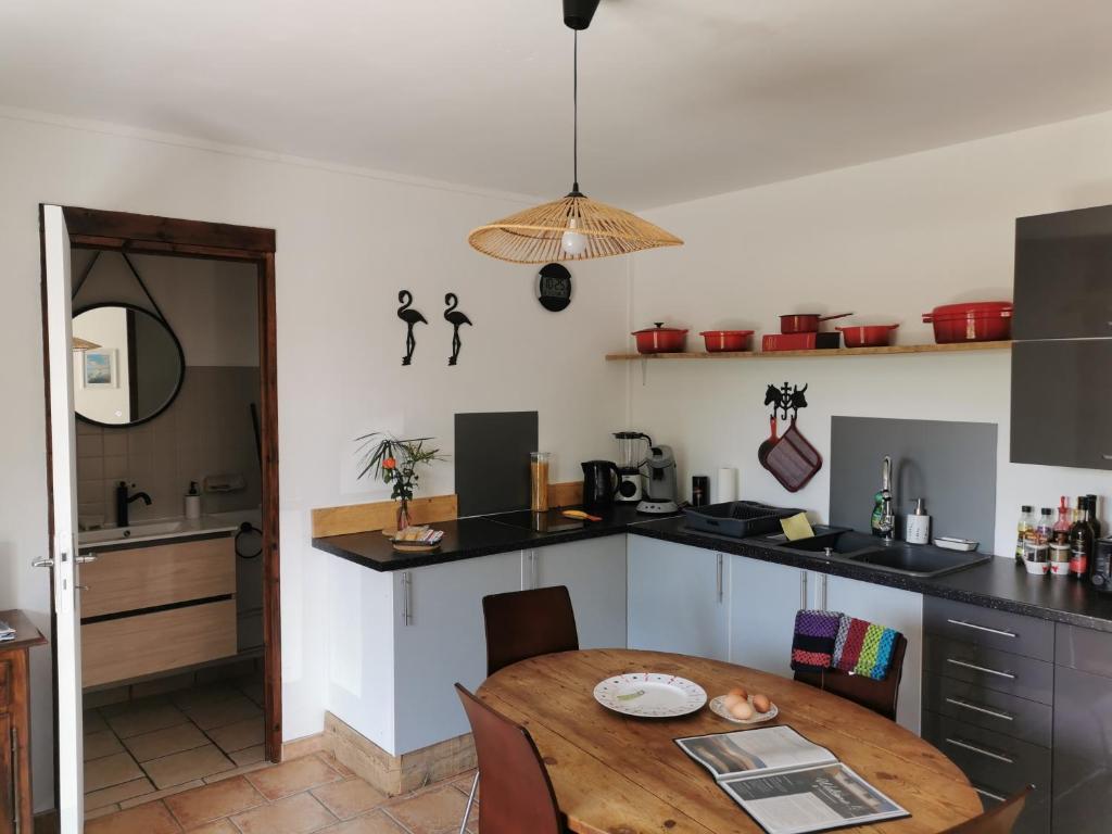 Kuchyňa alebo kuchynka v ubytovaní La Petite Maison