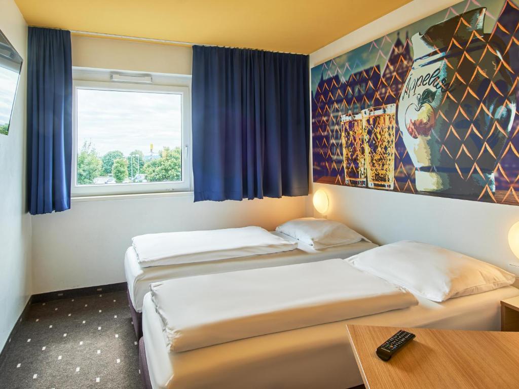 Postel nebo postele na pokoji v ubytování B&B Hotel Frankfurt-Nord
