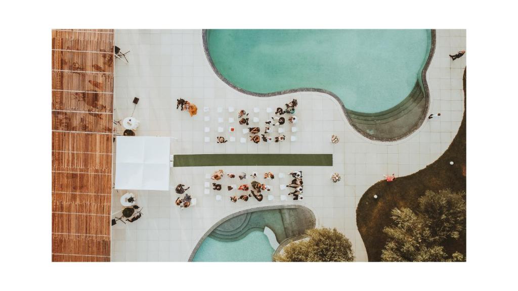 eine Gruppe von Menschen auf einem weißen Fliesenboden in der Unterkunft Leano Agriresort in Piazza Armerina