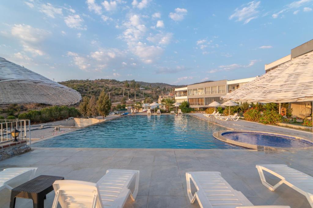 einen Pool mit Liegestühlen und ein Resort in der Unterkunft Vacation Flat w Pool Garden in Bodrum in Milas