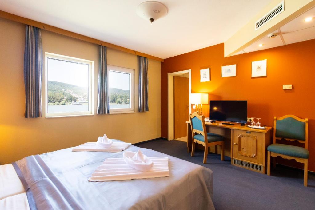 Postel nebo postele na pokoji v ubytování Aquamarina Hotel Visegrád