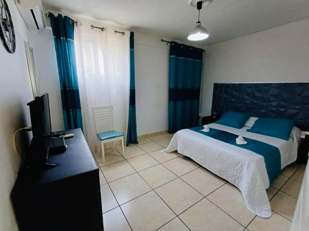Postel nebo postele na pokoji v ubytování COQUET F2 CLIMATISE AVEC PISCINE AU LAMENTIN