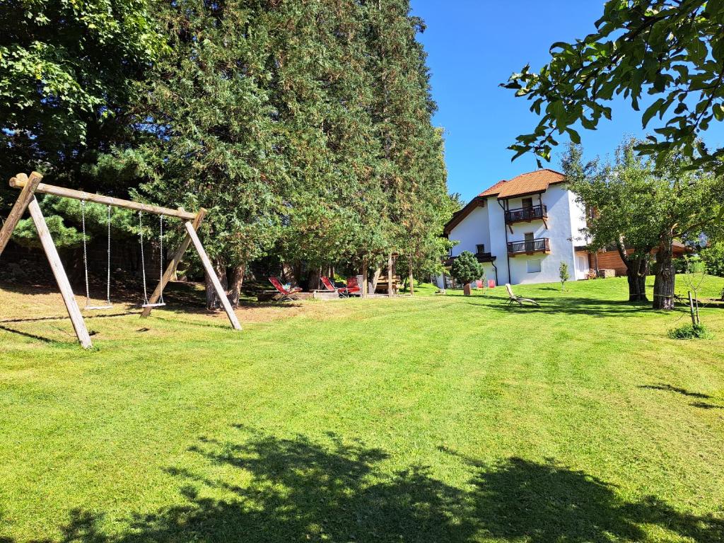 A garden outside Apartments Im Winkl