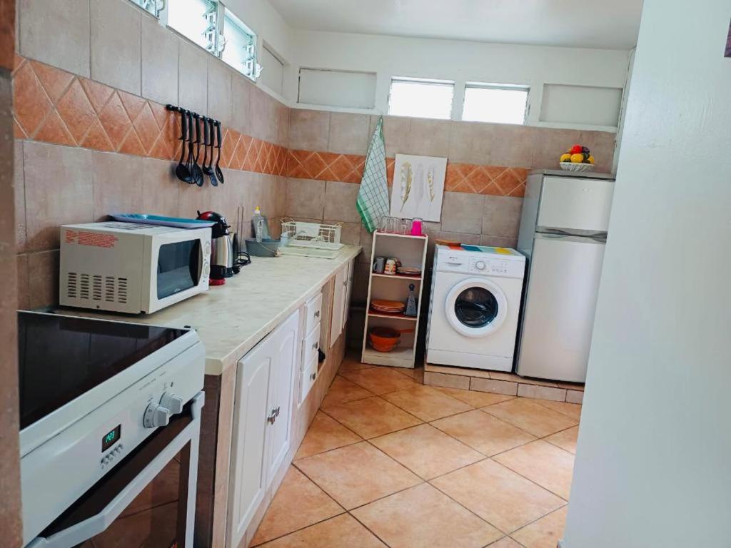 Kuchyň nebo kuchyňský kout v ubytování COQUET F2 CLIMATISE AVEC PISCINE AU LAMENTIN