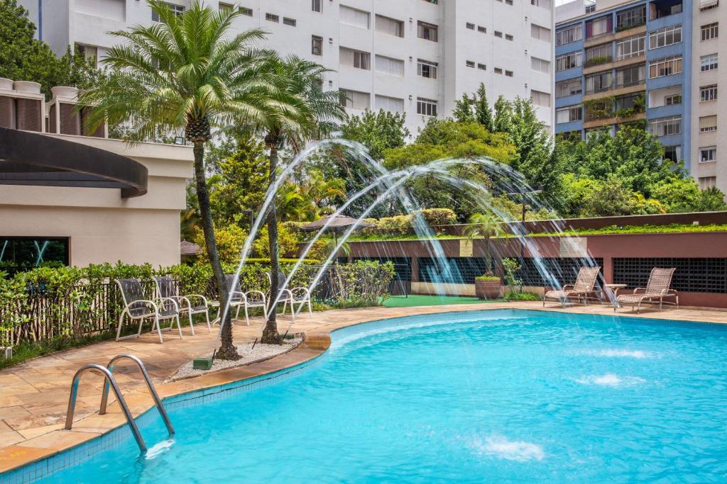 einem Pool mit zwei Brunnen in einem Gebäude in der Unterkunft São Paulo Higienópolis Affiliated by Meliá in São Paulo