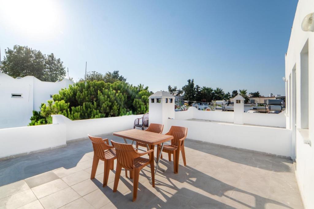 a table and chairs on the roof of a house at Charming Flat w Terrace 3 min to Beach in Bodrum in Turgutreis