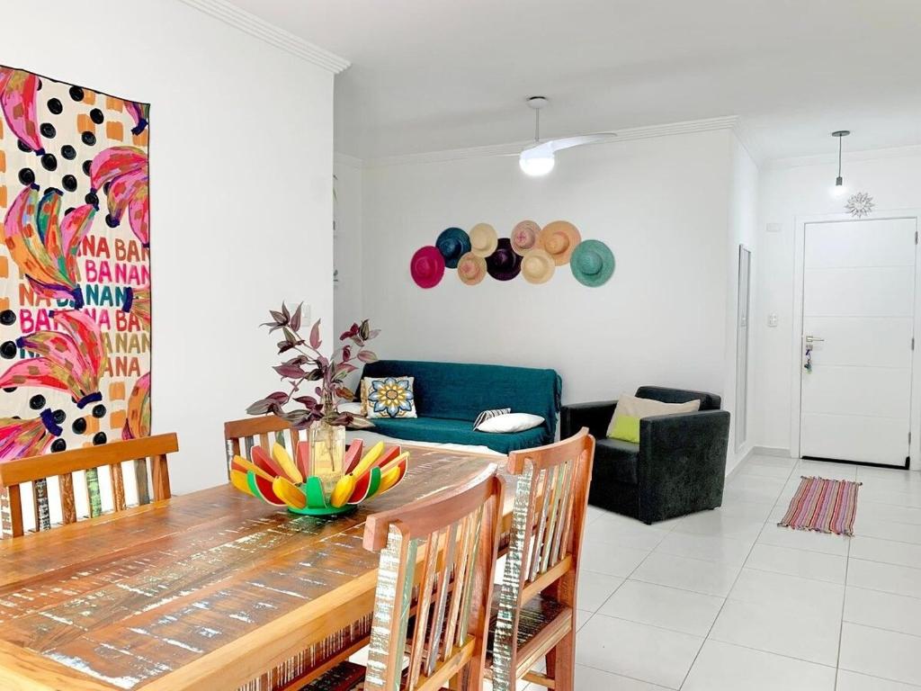 a living room with a table and a couch at Apto Moderno e Completo a 50m da Praia in Bertioga
