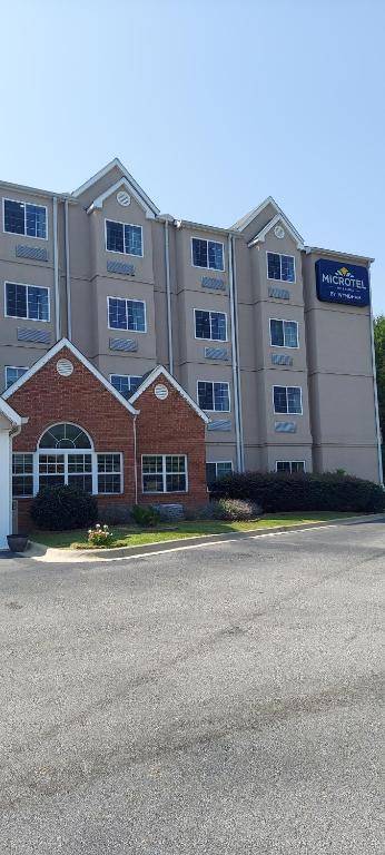 a large apartment building in front of a parking lot at Microtel Inn & Suites by Wyndham Hoover/Birmingham in Hoover