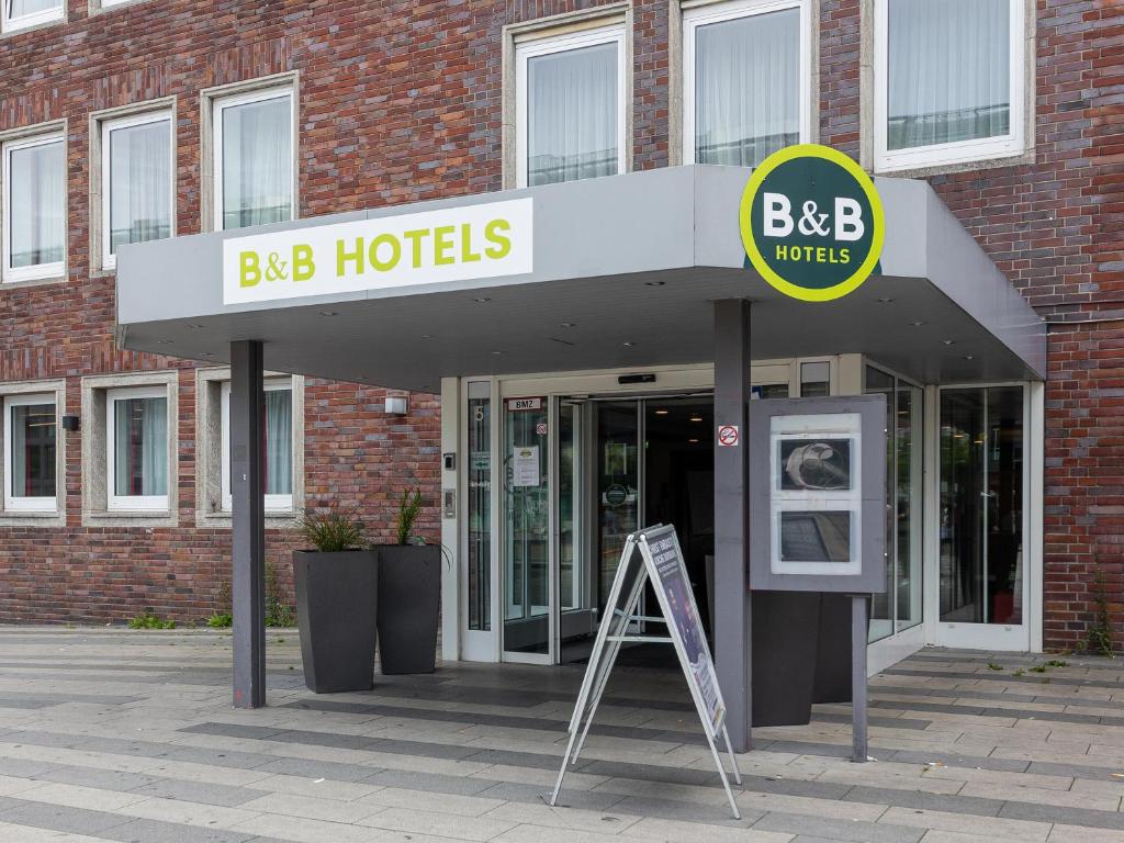 B&B Hotel Duisburg Hbf-Nord في دويسبورغ: مبنى مكتوب عليه فنادق bb