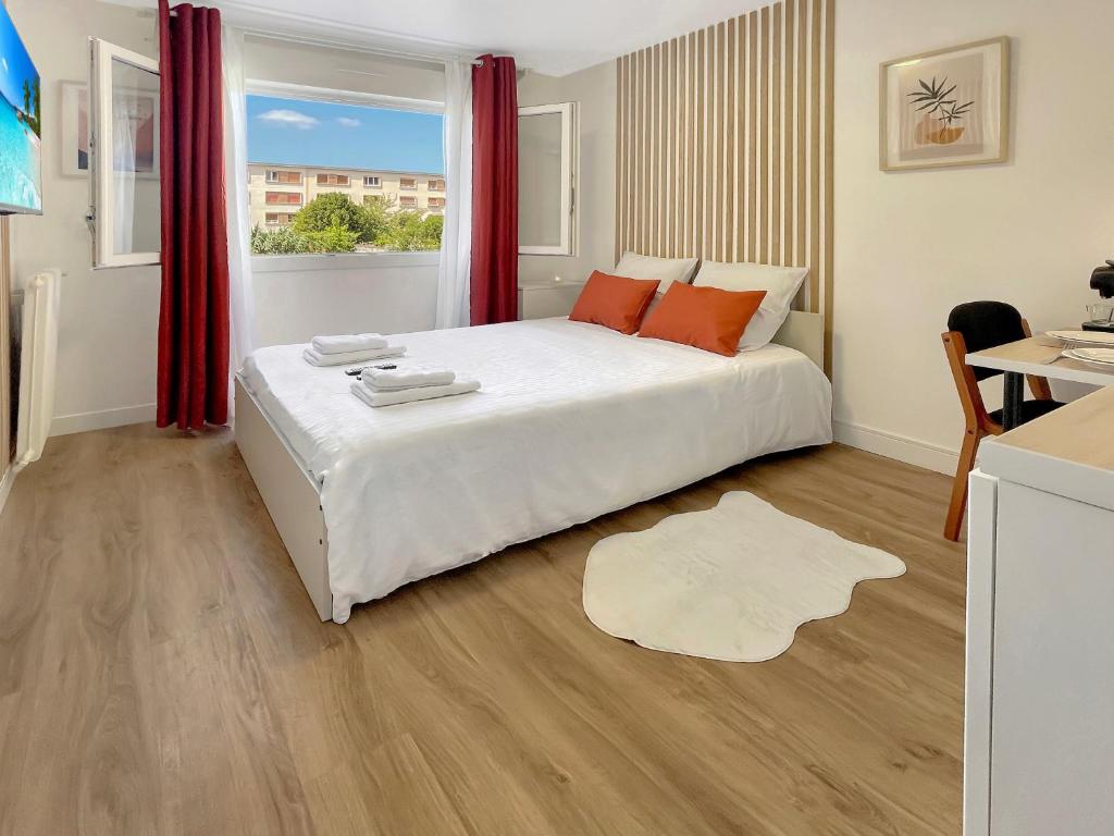 - une chambre avec un grand lit blanc et des rideaux rouges dans l'établissement Le Petit Melun, à Melun