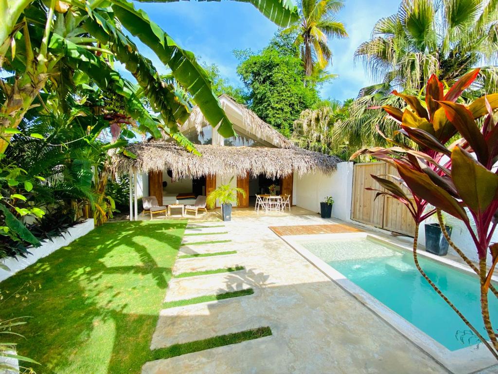 een villa met een zwembad en een resort bij Villa Tortuga, Guest house Private bungalow, private pool in Las Terrenas