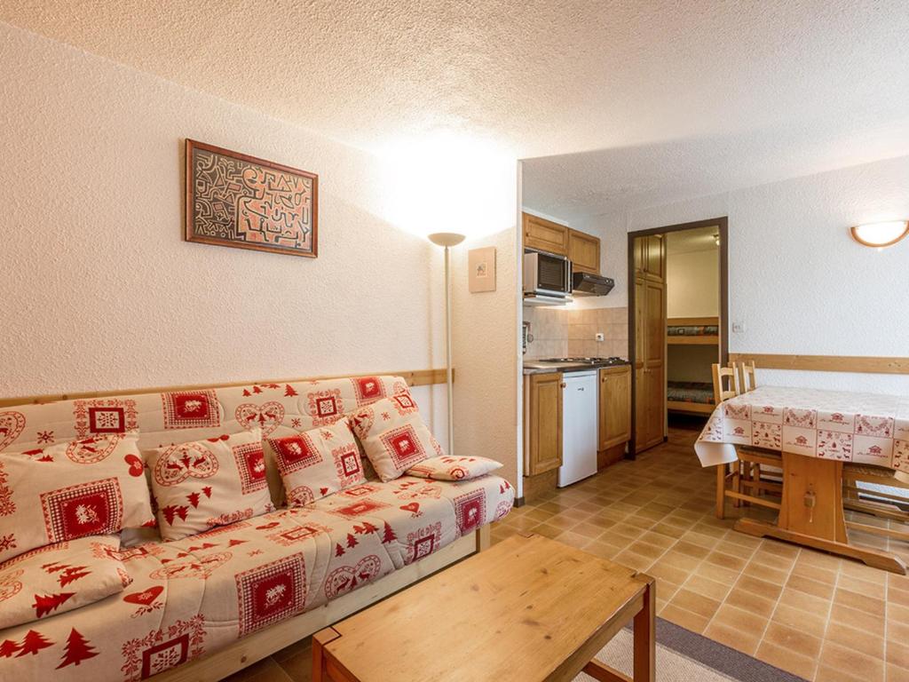 un salon avec un canapé et une table dans l'établissement Appartement idéalement situé au centre de La Clusaz, 4 pers, parking et wifi inclus - FR-1-437-23, à La Clusaz