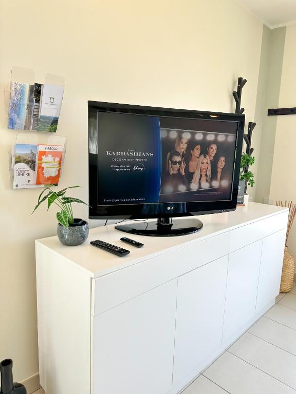 TV a/nebo společenská místnost v ubytování Just Langhe Casa Barolo