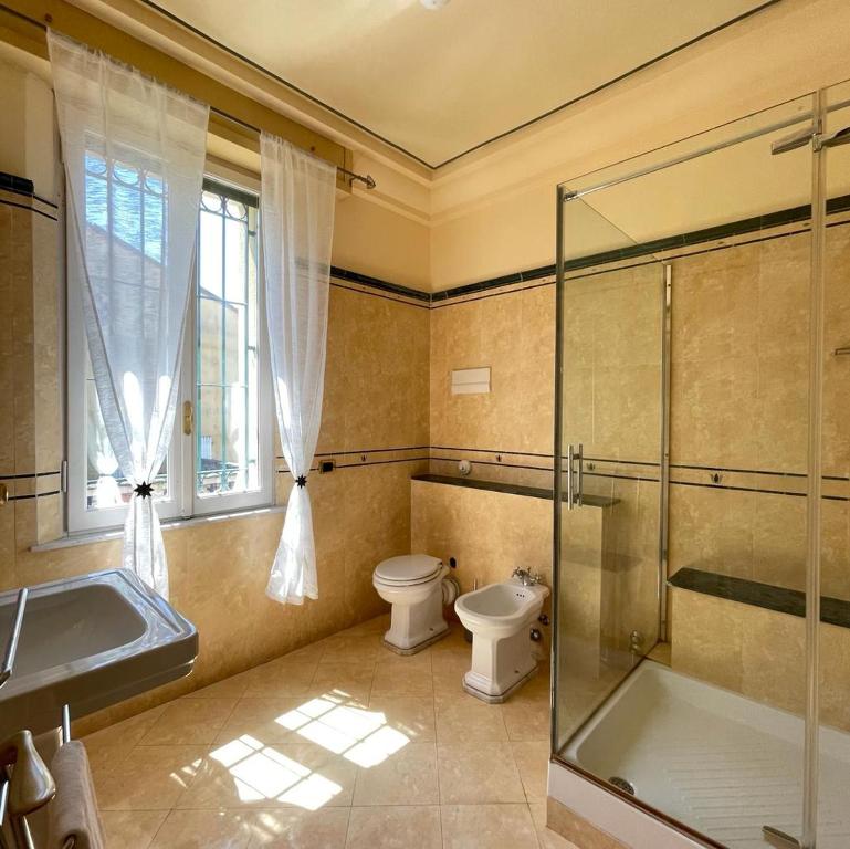 y baño con aseo, lavabo y ducha. en Villa Peonia Parma en Parma