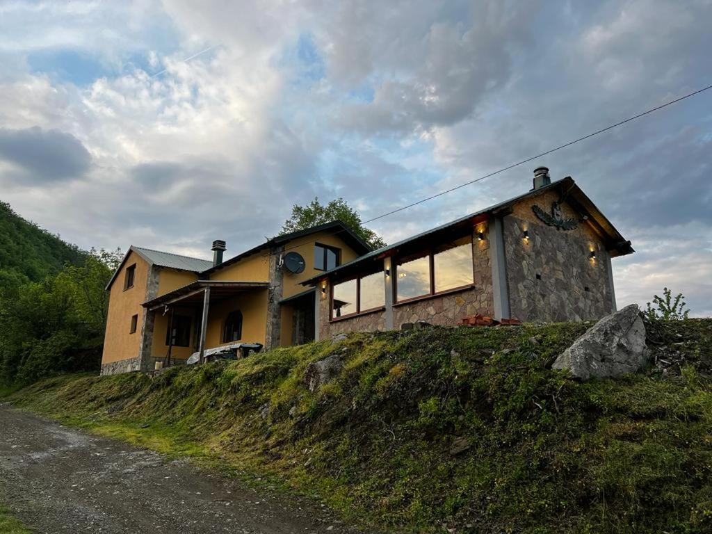 una casa sentada en la cima de una colina en Kolasin - Hunting home in old village en Kolašin