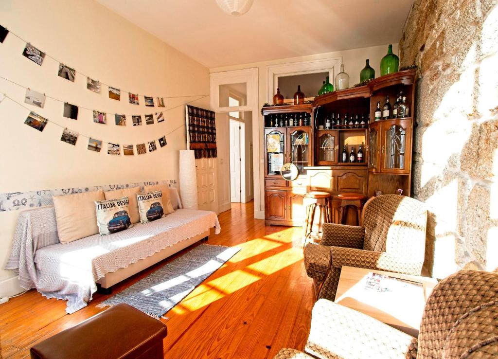 波多的住宿－Ribeira Smart Flat，带沙发和壁炉的客厅