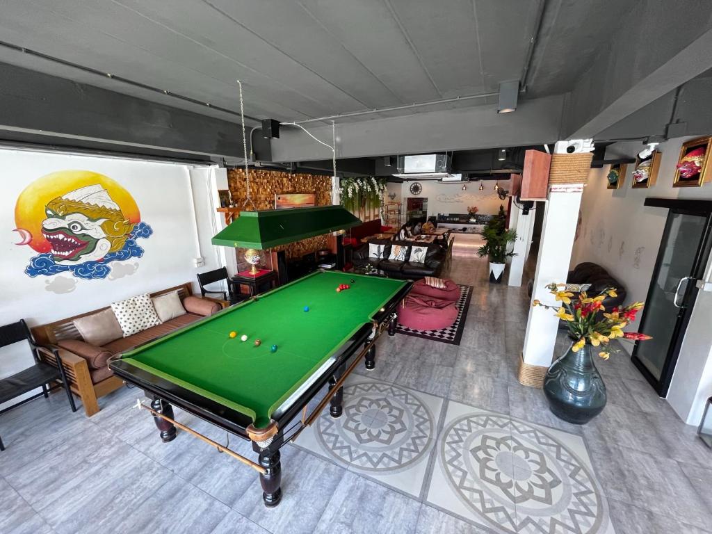 Biliár nebo kulečník v ubytování Hanuman VIP Hostel - SHA Plus