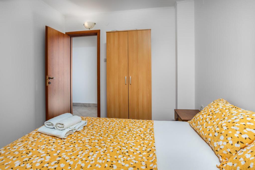 1 dormitorio con 1 cama con 2 toallas en Holiday Home Došen, en Vrbovsko