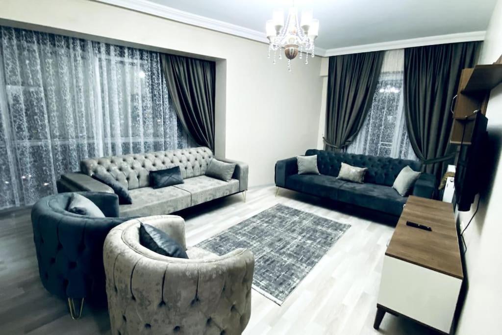 sala de estar con 2 sofás y 2 sillas en 2+1 Luxury Flat , 5 beds , near all services, en Esenyurt
