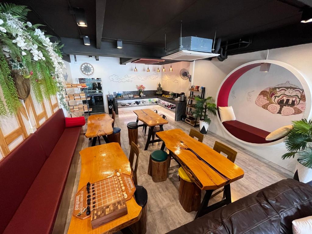 una vista sul soffitto di un ristorante con tavoli e sedie di Hanuman VIP Hostel - SHA Plus a Bang Tao Beach