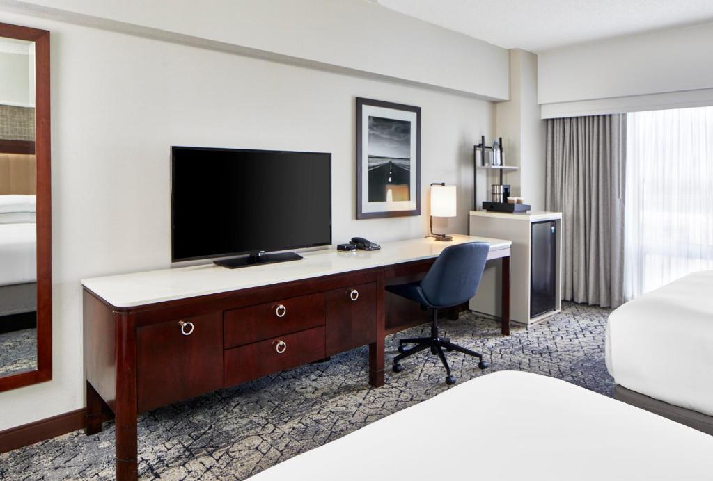 Sheraton Indianapolis Hotel at Keystone Crossing - Traditional Queen Room With Two Queen Beds