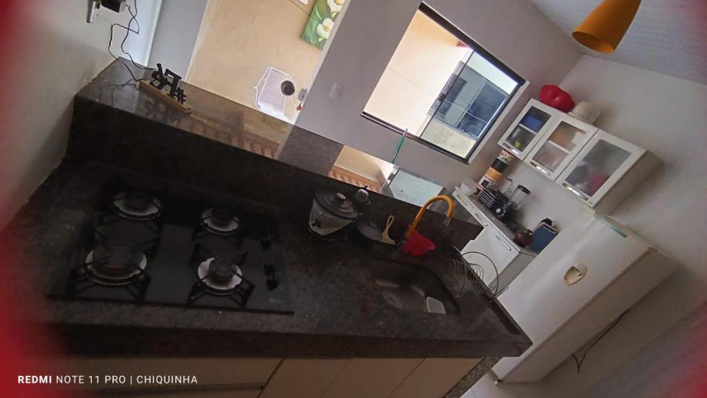 uma vista superior de uma placa de fogão numa cozinha em Studio Aconchegante em Palmas