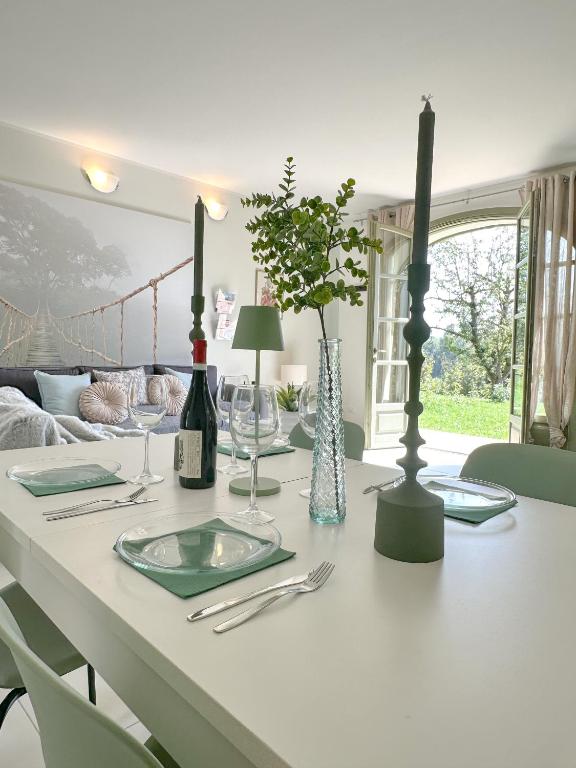 mesa de comedor con encimera blanca en Just Langhe Casa Nebbiolo, en Novello