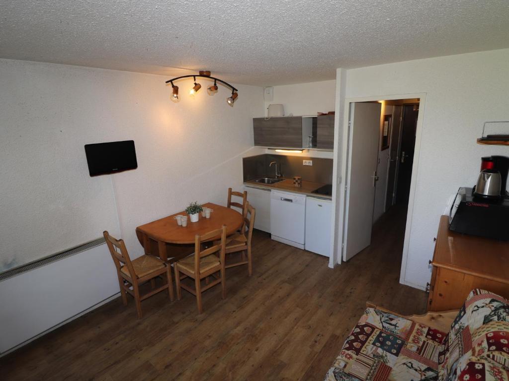 Kuchyňa alebo kuchynka v ubytovaní Studio Lumineux avec Balcon, Proche Pistes et Commerces - Tignes Le Lavachet - FR-1-502-474