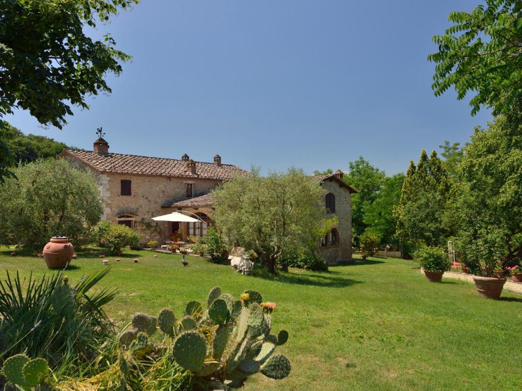 a garden with a house and a cactus at La Murata in Rapolano Terme