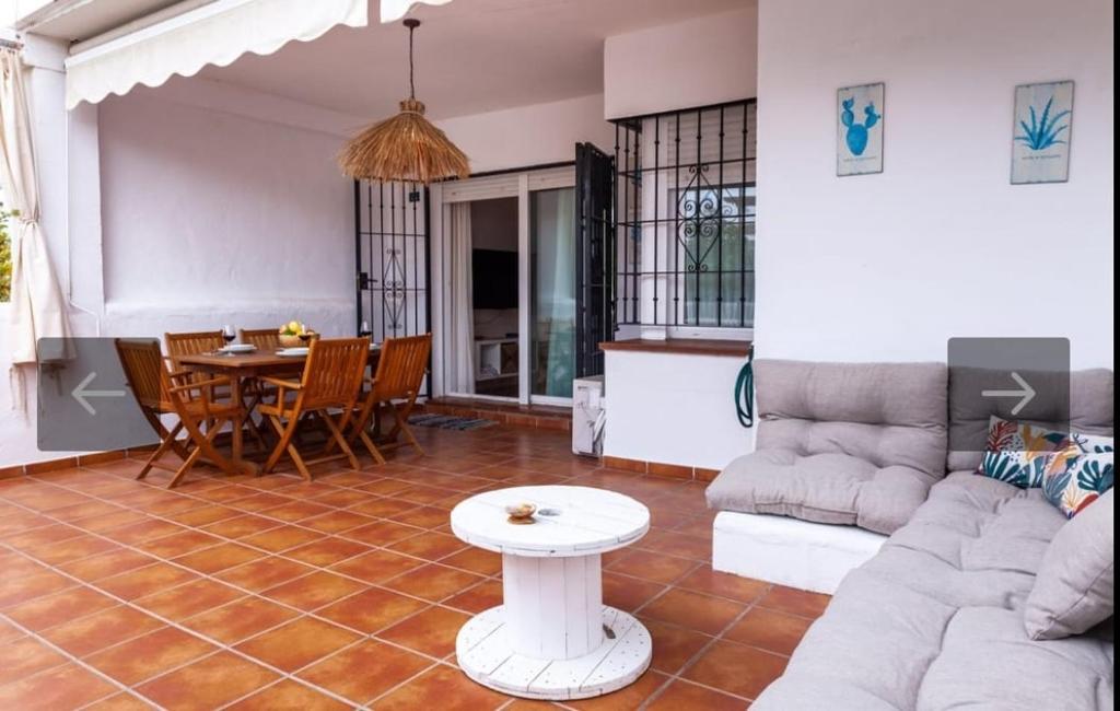 een woonkamer met een bank en een tafel bij Islantilla golf playa in Huelva