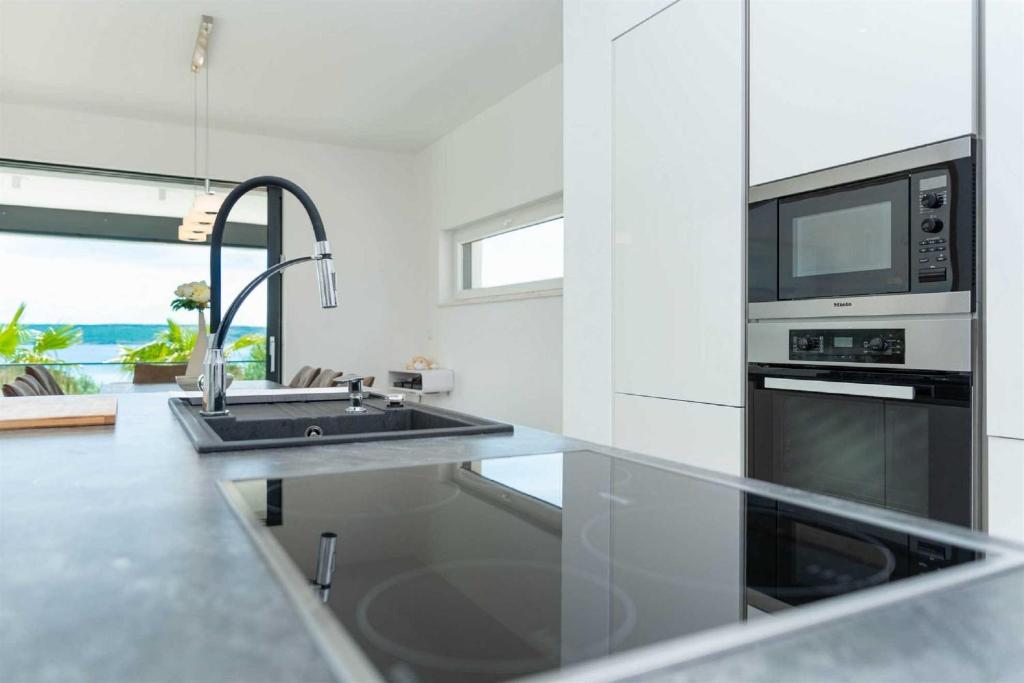 Kuchyňa alebo kuchynka v ubytovaní 5* Luxury Villa Michele