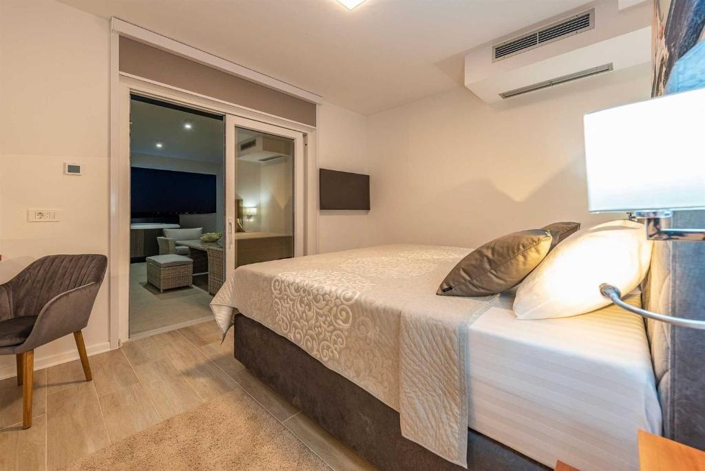 Posteľ alebo postele v izbe v ubytovaní 5* Luxury Villa Michele