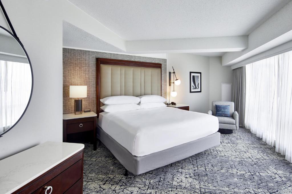 Sheraton Indianapolis Hotel at Keystone Crossing - King Suite With Sofa Bed