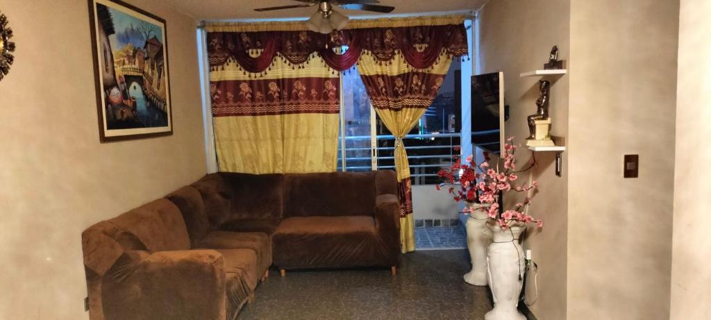 - un salon avec un canapé et une fenêtre dans l'établissement D'Rous, à Lima