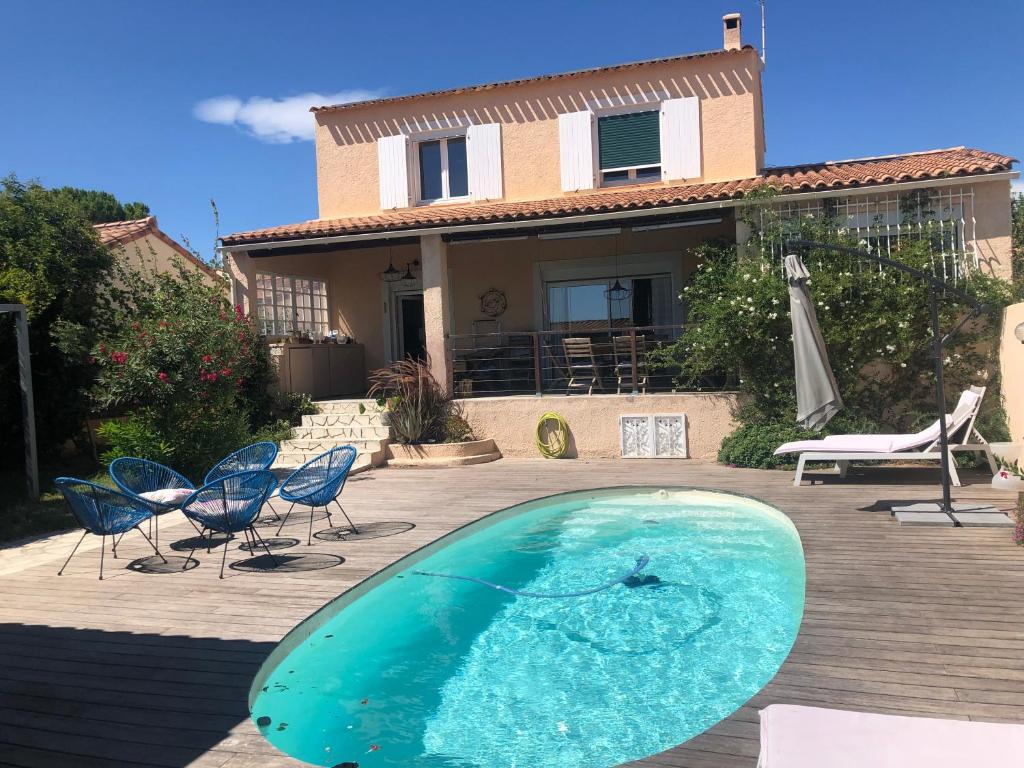 une piscine devant une maison dans l'établissement Maison 3 chambres au calme avec piscine, à La Fare-les-Oliviers