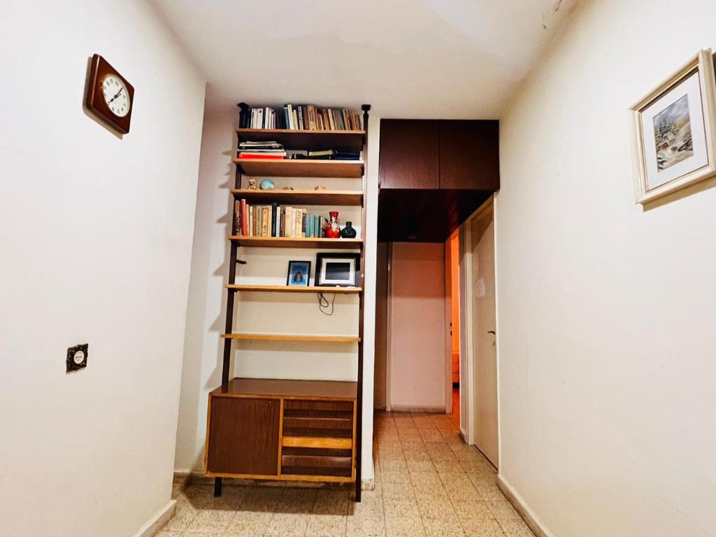 korytarz z półką z książkami w obiekcie Good apartment 2 bedroom w mieście Bat Jam
