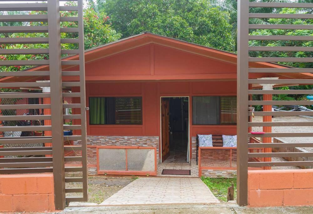 ein kleines rotes Haus mit einer Treppe davor in der Unterkunft Casita Colorada, Sierpe de Osa in Sierpe