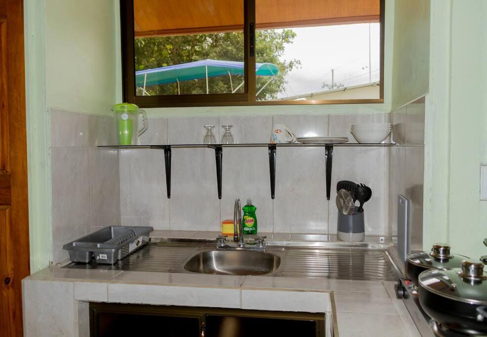 Kuchyň nebo kuchyňský kout v ubytování Casita Colorada, Sierpe de Osa