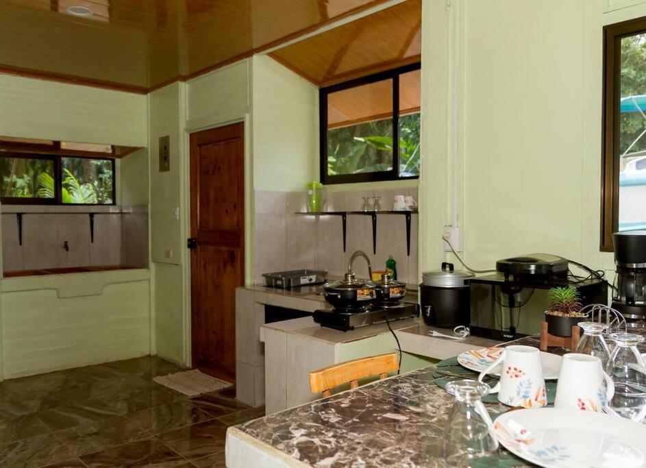 Kuchyň nebo kuchyňský kout v ubytování Casita Colorada, Sierpe de Osa