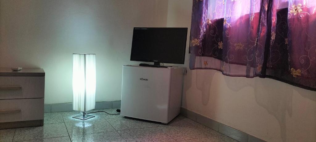 telewizor na lodówce w pokoju w obiekcie Nonna Maria w mieście Pachino