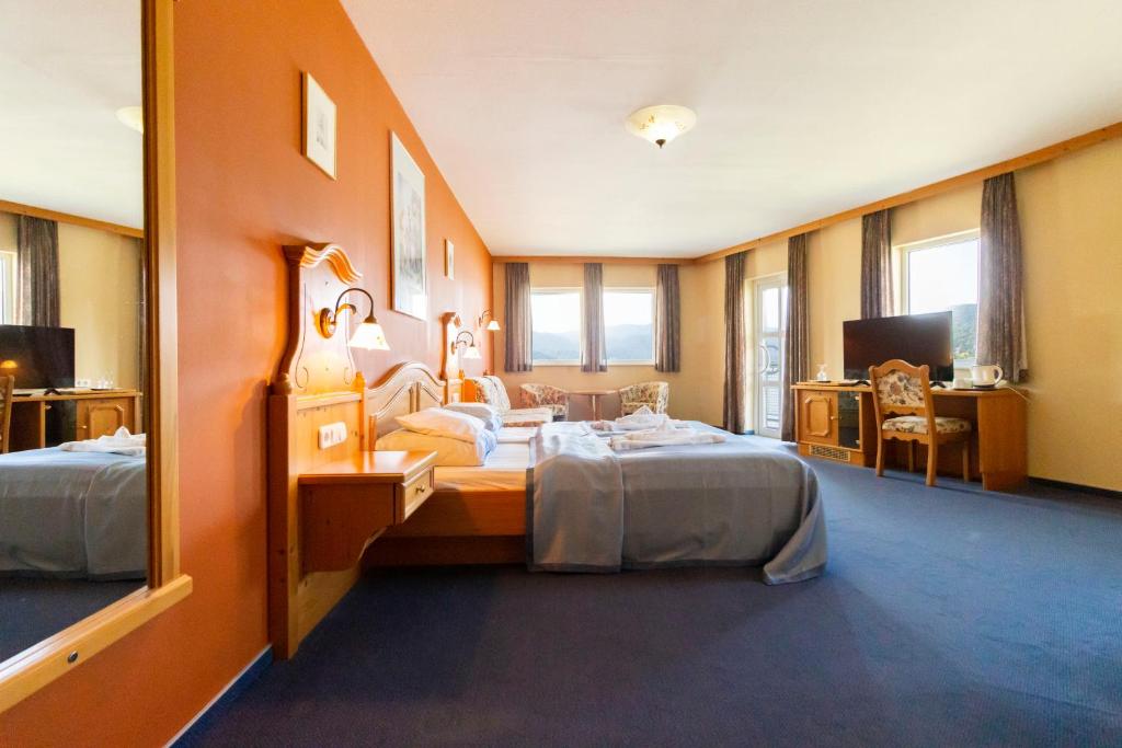 Postel nebo postele na pokoji v ubytování Aquamarina Hotel Visegrád