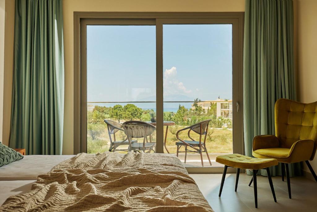 Postel nebo postele na pokoji v ubytování Letsos Hotel
