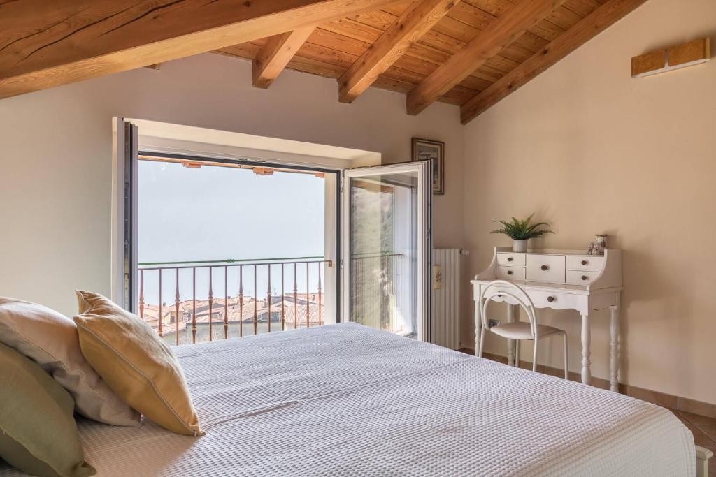 une chambre avec un lit et une vue sur l'océan dans l'établissement Naol penthouse apartment, Tignale, à Tignale