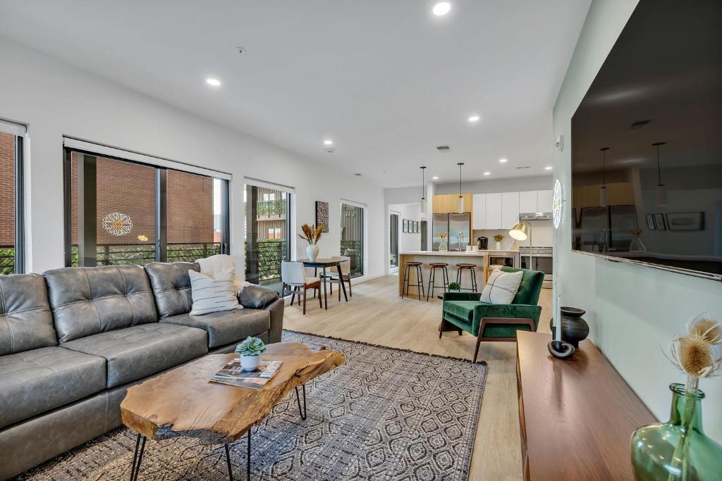 una sala de estar con un sofá y una mesa en HUGE downtown corner unit- Pool-Gym-Walk 2 Broadway, en Nashville
