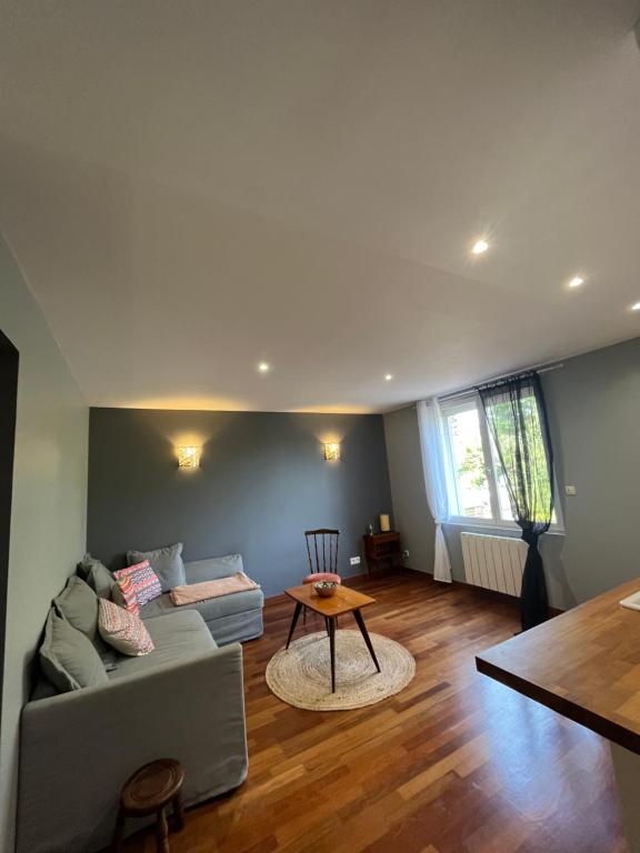 un salon avec un canapé et une table dans l'établissement Superbe appart, 15 min de paris, au calme, à Rosny-sous-Bois