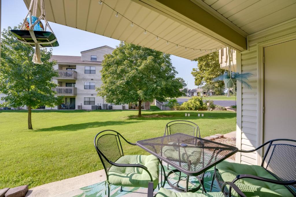 Branson Resort Condo by Lake Taneycomo with Pool! في برانسون: فناء على طاولة وكراسي على شرفة