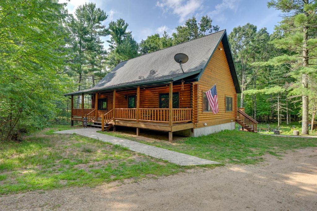Cozy Arkdale Wood Cabin Near Petenwell Lake!, New Rome (updated prices
