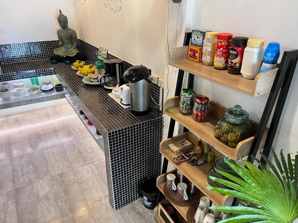 Kuchyň nebo kuchyňský kout v ubytování Hanuman VIP Hostel - SHA Plus