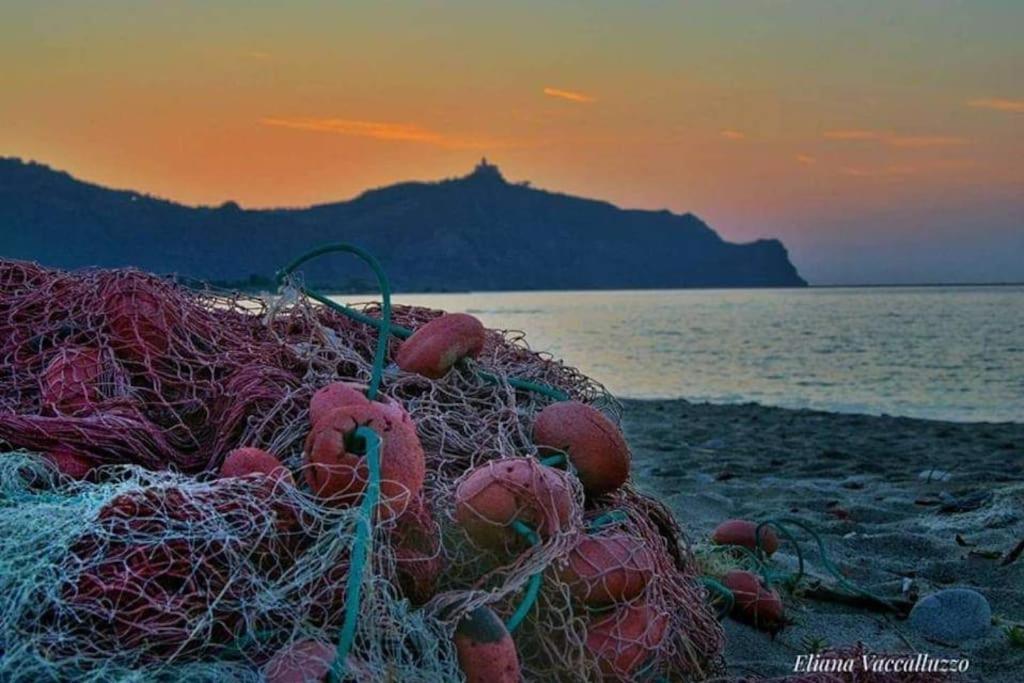 uma pilha de redes numa praia ao pôr-do-sol em Falcon Best Beach em Falcone